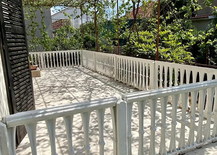 בית נופש Lilys Paradise *